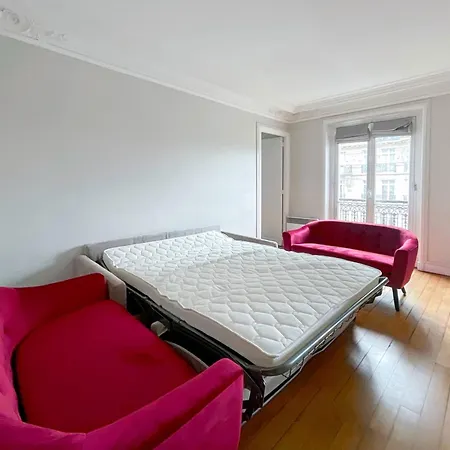 Luxury Flat & Eiffel Tower View Homestay